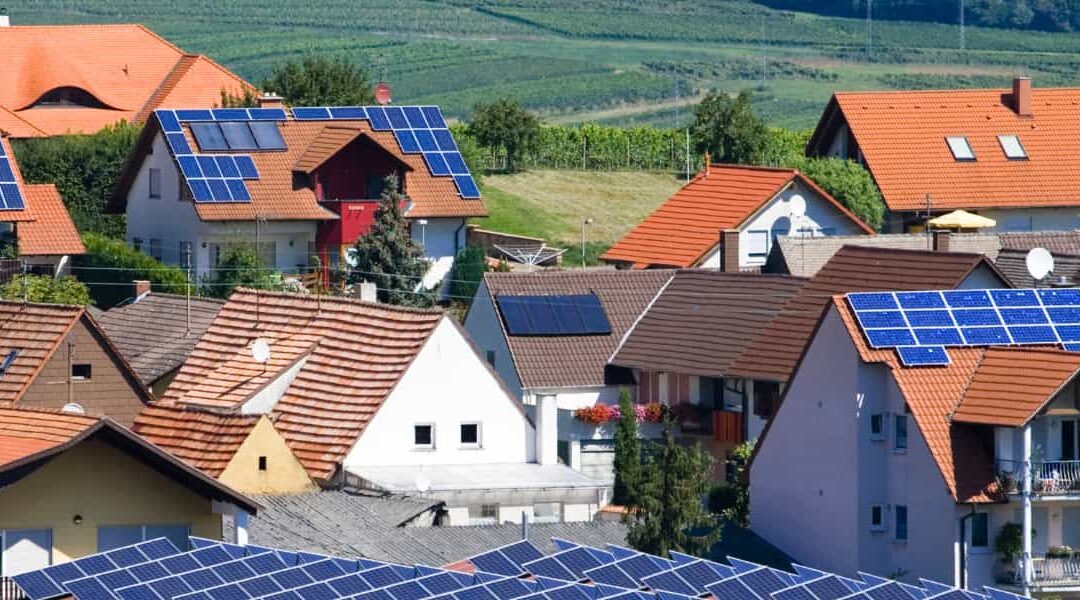 Descubre cómo los paneles solares ayudan a preservar el medio ambiente